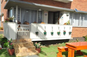 Exterior - Charming 2-bedroom Apartment in Gqeberha With Garden Views (Gqeberha)