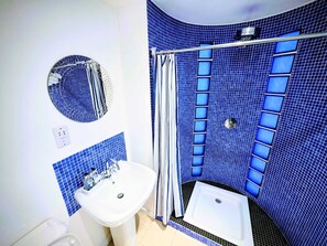 Towels, soap, shampoo, toilet paper - Sea View and Cozy Apartment (Sunderland)