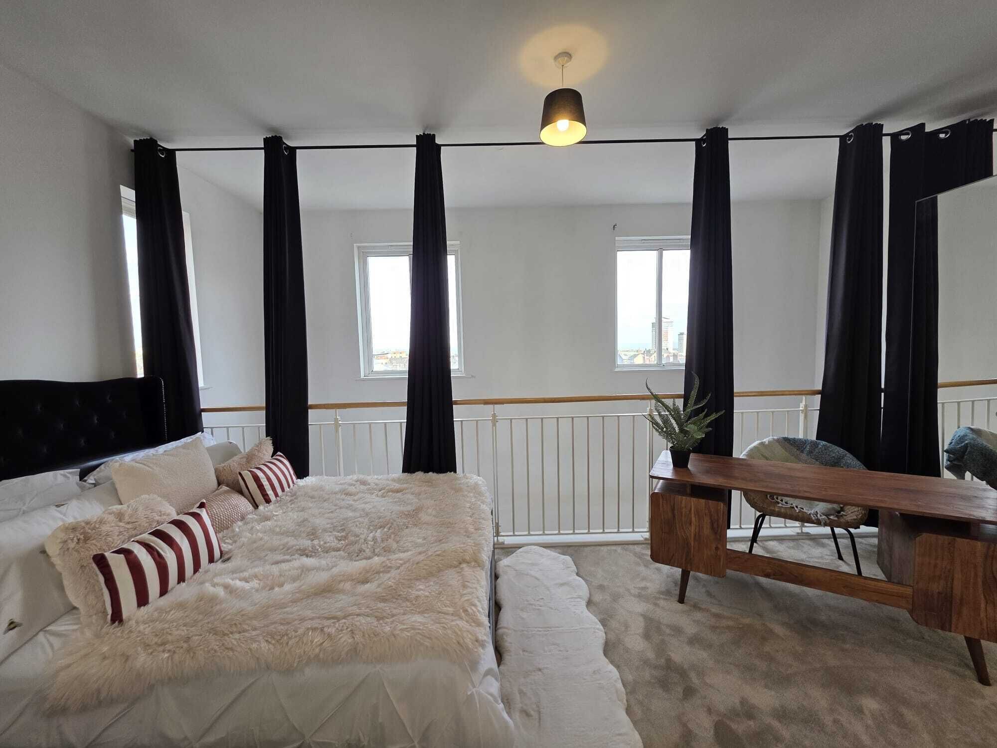 Een kluis op de kamer, een strijkplank/strijkijzer, reisbedje
