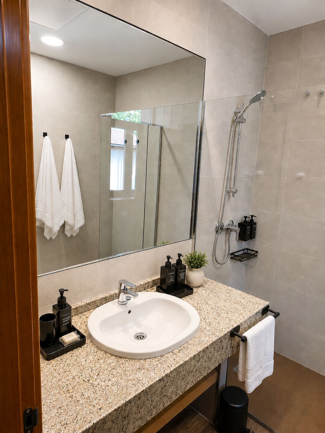 Habitación doble superior | Baño | Jabón y papel higiénico