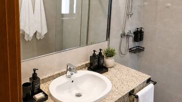 Habitación doble superior | Baño | Jabón y papel higiénico