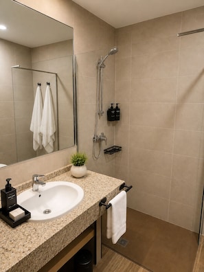 Chambre Simple | Salle de bain | Savon, papier toilette