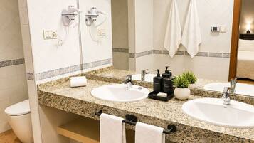 Junior Suite | Bathroom | Soap, toilet paper
