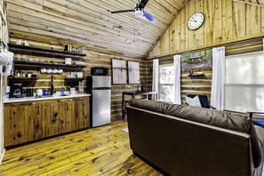 Interior - Secluded Cabin Retreat Near Big Thicket & Naskila Casino in Livingston, Texas (Livingston)