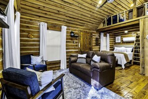 Living area - Secluded Cabin Retreat Near Big Thicket & Naskila Casino in Livingston, Texas (Livingston)