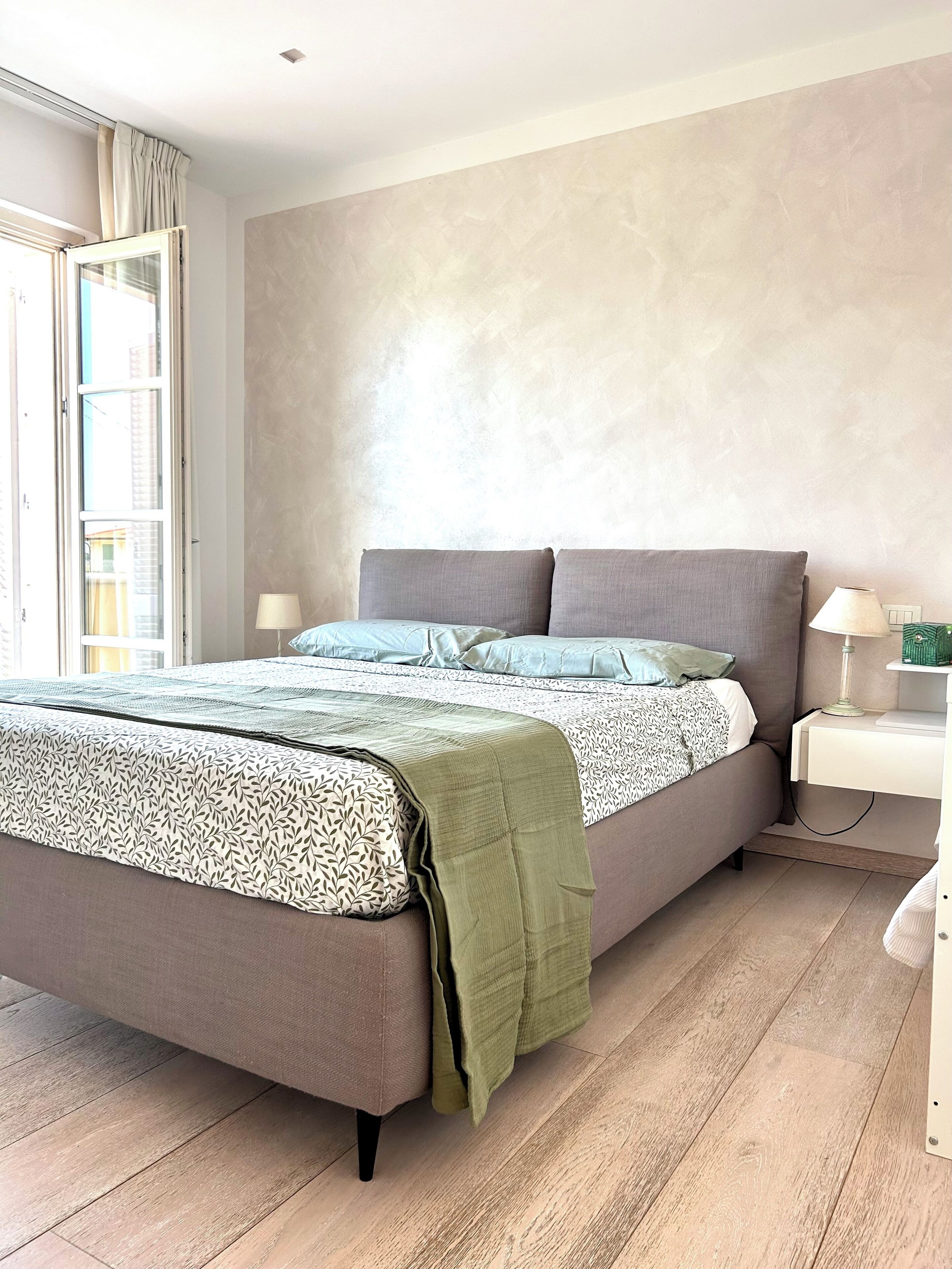 3 bedrooms, iron/ironing board, WiFi (free), bed sheets