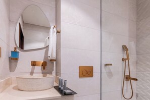 Superior Twin Room, Balcony, Garden View | Bathroom