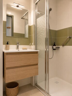 Een douche, handdoeken