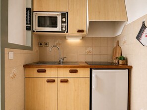 Frigorífico, microondas, cafetera o tetera y hervidor eléctrico