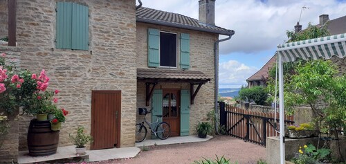 Location saisonnière dans petit village typique sud Bourgogne proche de Cluny