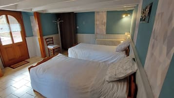 Een strijkplank/strijkijzer, wifi, beddengoed