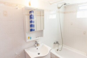Shower, hair dryer, towels, shampoo - Cozy & Cute Apartment in Piraeus (Pireas)