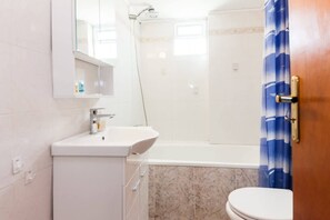 Regadera, secadora de cabello, toallas, shampoo 
