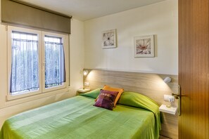 Een strijkplank/strijkijzer, wifi, beddengoed