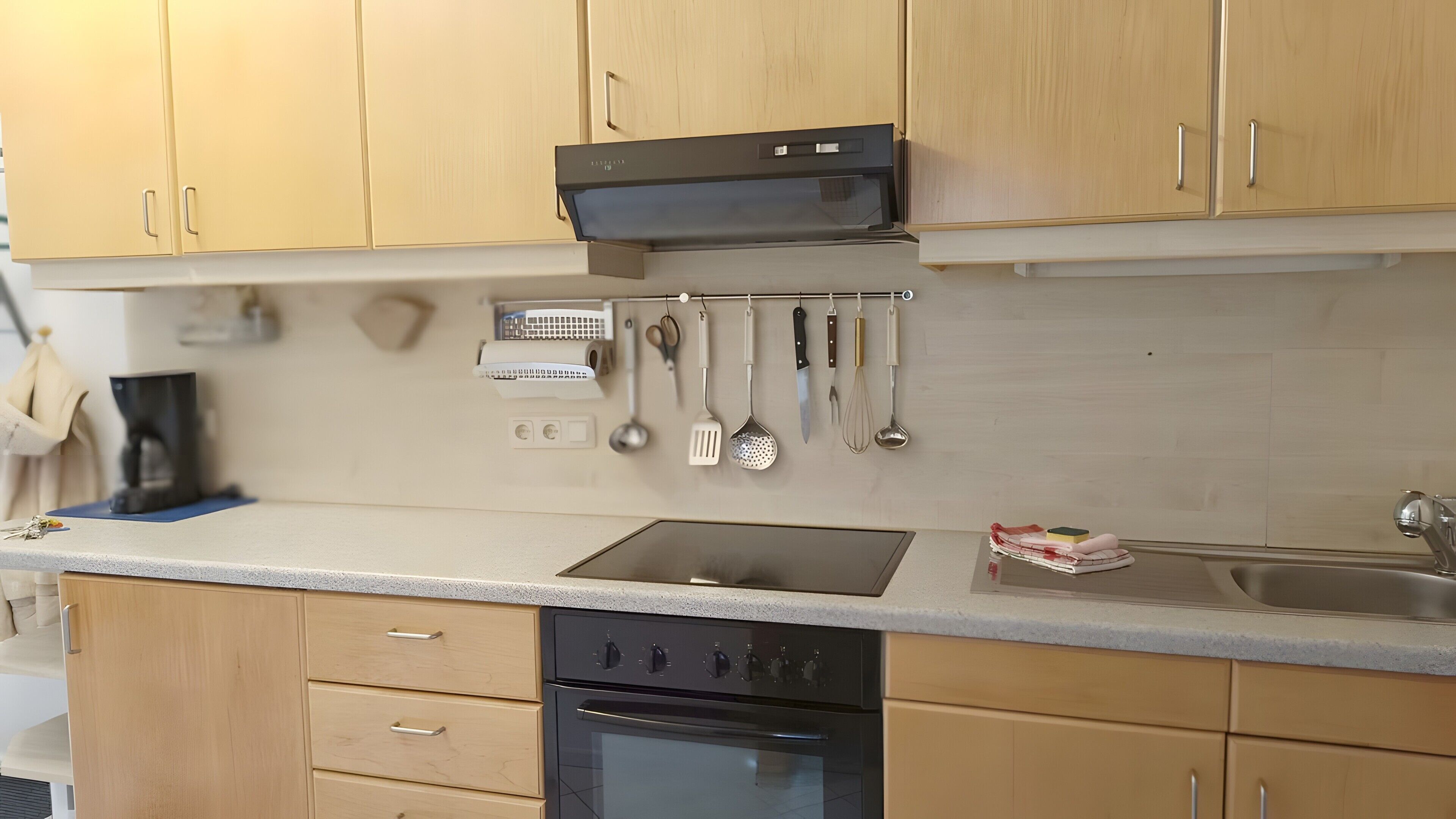 Réfrigérateur, four, plaque de cuisson, cafetière/bouilloire