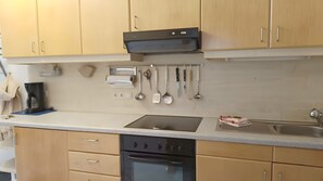 Fridge, oven, stovetop, coffee/tea maker