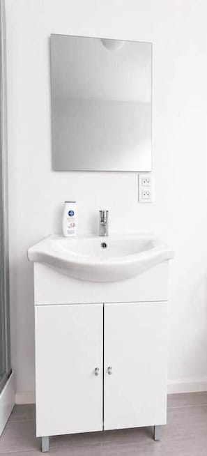 Bathroom - 6. Bed 6F Center-Station-Airport (Charleroi)