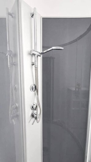 Bathroom - 6. Bed 6F Center-Station-Airport (Charleroi)