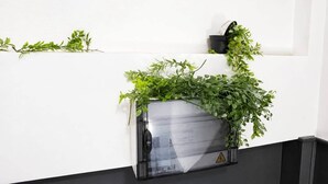Ein Zimmer mit einer schwarz-weißen Wand, einem schwarzen Boden und einem schwarzen Gegenstand an der Wand.