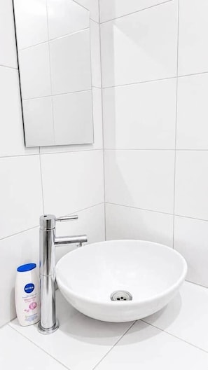 Bathroom - 2. Transit 2B Center-Station-Airport (Charleroi)