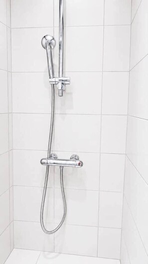 Bathroom - 2. Transit 2B Center-Station-Airport (Charleroi)