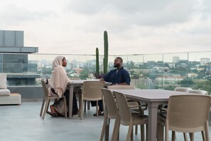 Outdoor dining - Cozy 1-bed & den apartment at Roman Ridge (Accra)