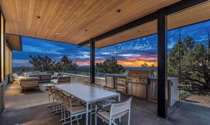 Outdoor dining - Luxury Haven | Home gym | Pool | Golf simulator (Powell Butte)