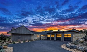 Exterior - Luxury Haven | Home gym | Pool | Golf simulator (Powell Butte)