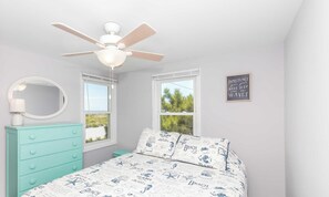 Room - Sea Breeze enjoy oceanviews and a charming 3-bedroom retreat in Surf City. (Surf City)