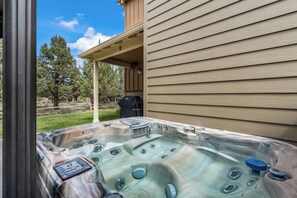 Outdoor spa tub - EC Bunk House 11255 | Hot tub | Peaceful Retreat (Redmond)