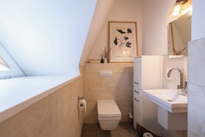 Douche, sèche-cheveux, serviettes fournies