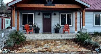 Serene Spacious Cabin with Hot Tub for an Unforgettable Group Trip in North San Juan, California