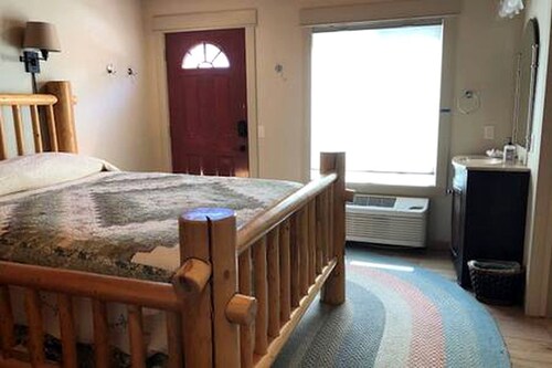 Serene Spacious Cabin with Hot Tub for an Unforgettable Group Trip in North San Juan, California