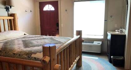 Serene Spacious Cabin with Hot Tub for an Unforgettable Group Trip in North San Juan, California