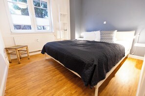 Bügeleisen/Bügelbrett, Reisekinderbett, kostenloses WLAN, Bettwäsche