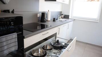 Réfrigérateur, micro-ondes, four, plaque de cuisson