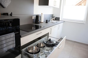 Kühlschrank, Mikrowelle, Ofen, Herdplatte