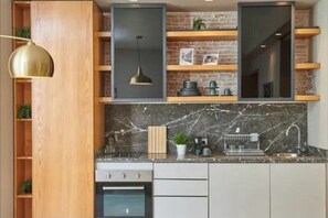 Refrigerador, microondas, placa de cocina, cafetera/tetera