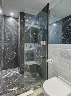 Ducha, toallas, jabón, shampoo