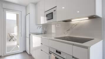 Frigorífico, microondas, horno y placa de cocina