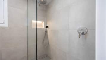 Ducha, secador de pelo y toallas