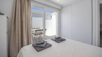 Tabla de planchar con plancha, wifi, ropa de cama