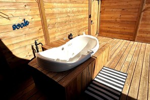 Outdoor spa tub