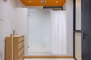Standard Room | Bathroom | Towels - Mono Coliving Serpong (South Tangerang)