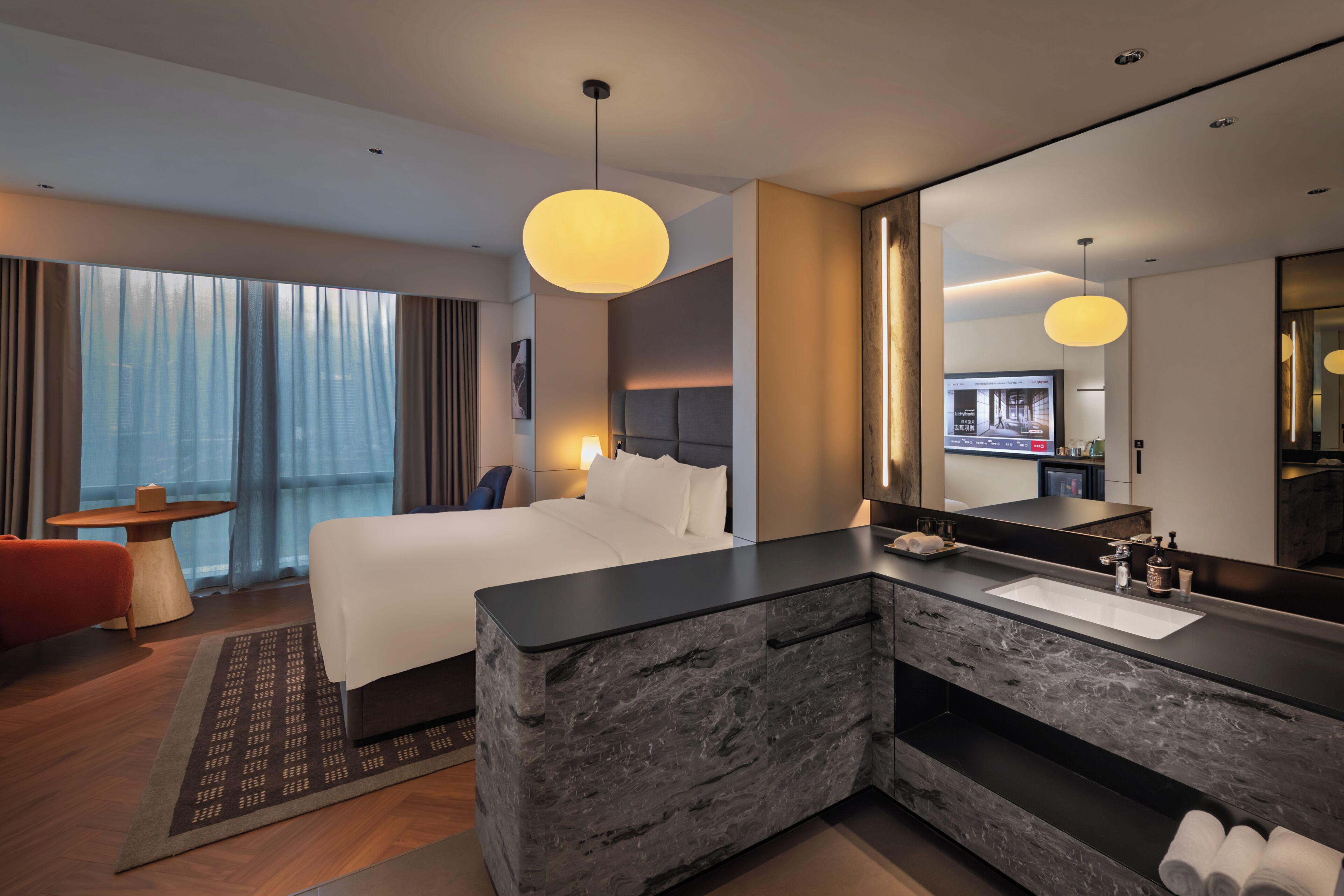 Cubrecamas, minibar con artículos gratuitos y escritorio 