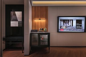 Comfort tvåbäddsrum | Gratis produkter i minibar och arbetsyta för laptop