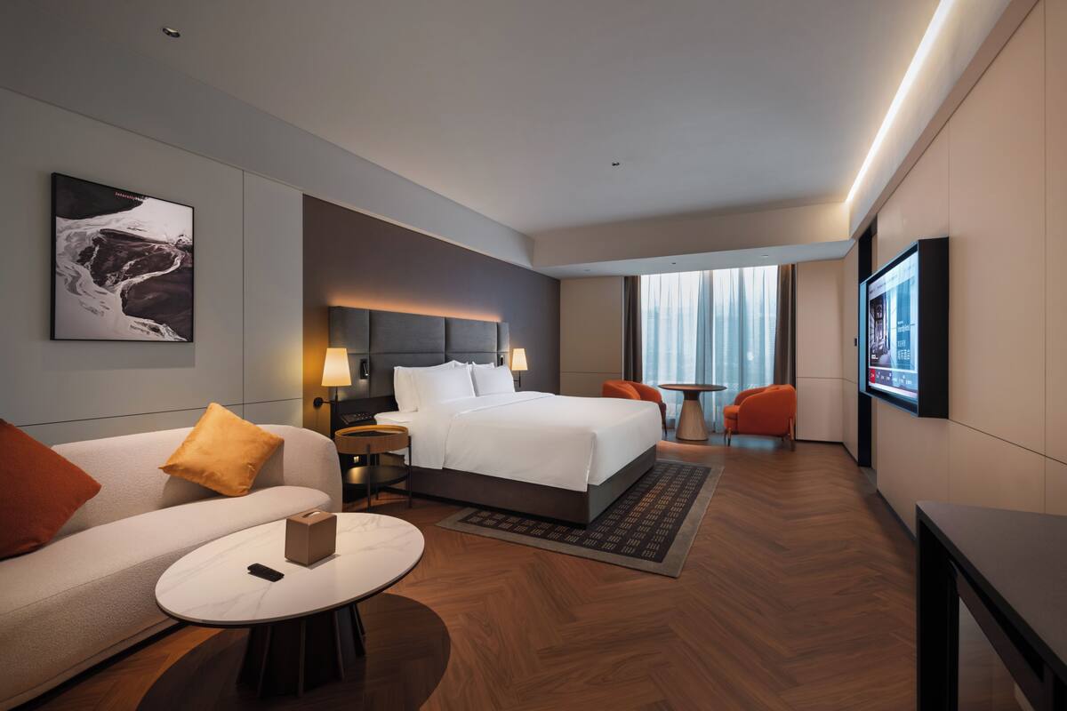 Executive-Doppelzimmer, Stadtblick | Daunenbettdecken, kostenlose Minibar, Schreibtisch