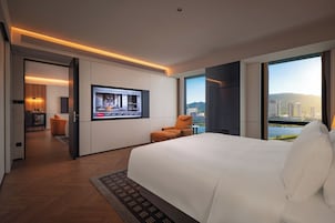 Premium bedding, free minibar, laptop workspace, blackout drapes