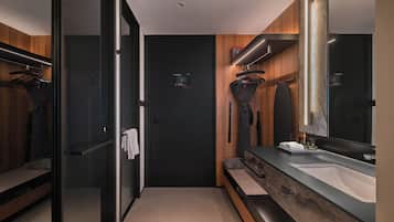 Kamar Double Comfort, Bebas Asap Rokok | Kamar mandi | Perlengkapan mandi gratis, pengering rambut, sandal, dan handuk