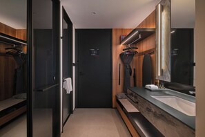 Comfort Double Room, Non Smoking | Bathroom | Free toiletries, hair dryer, slippers, towels - Intercity Hotel Zhuhai Hengqin Tianmu (Zhuhai)